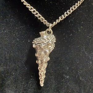 Elegant silvery Shell Pendant Necklace heavy